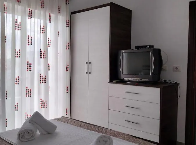 Tophill Apartment Borsh