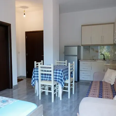 Tophill Apartment *