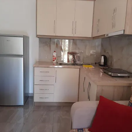 Tophill Apartment *