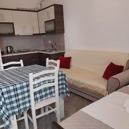 Tophill Apartment *