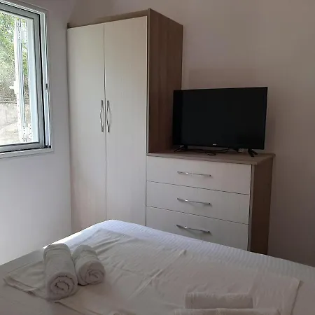 Tophill Apartment Borsh