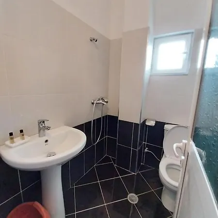 Tophill Apartment *