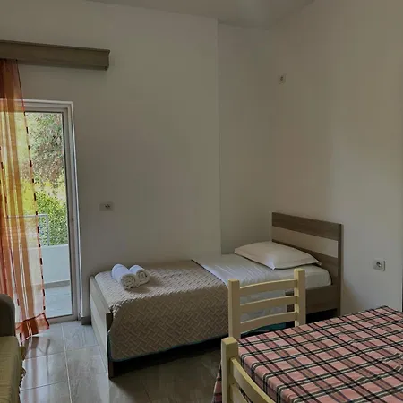 Tophill Apartment *